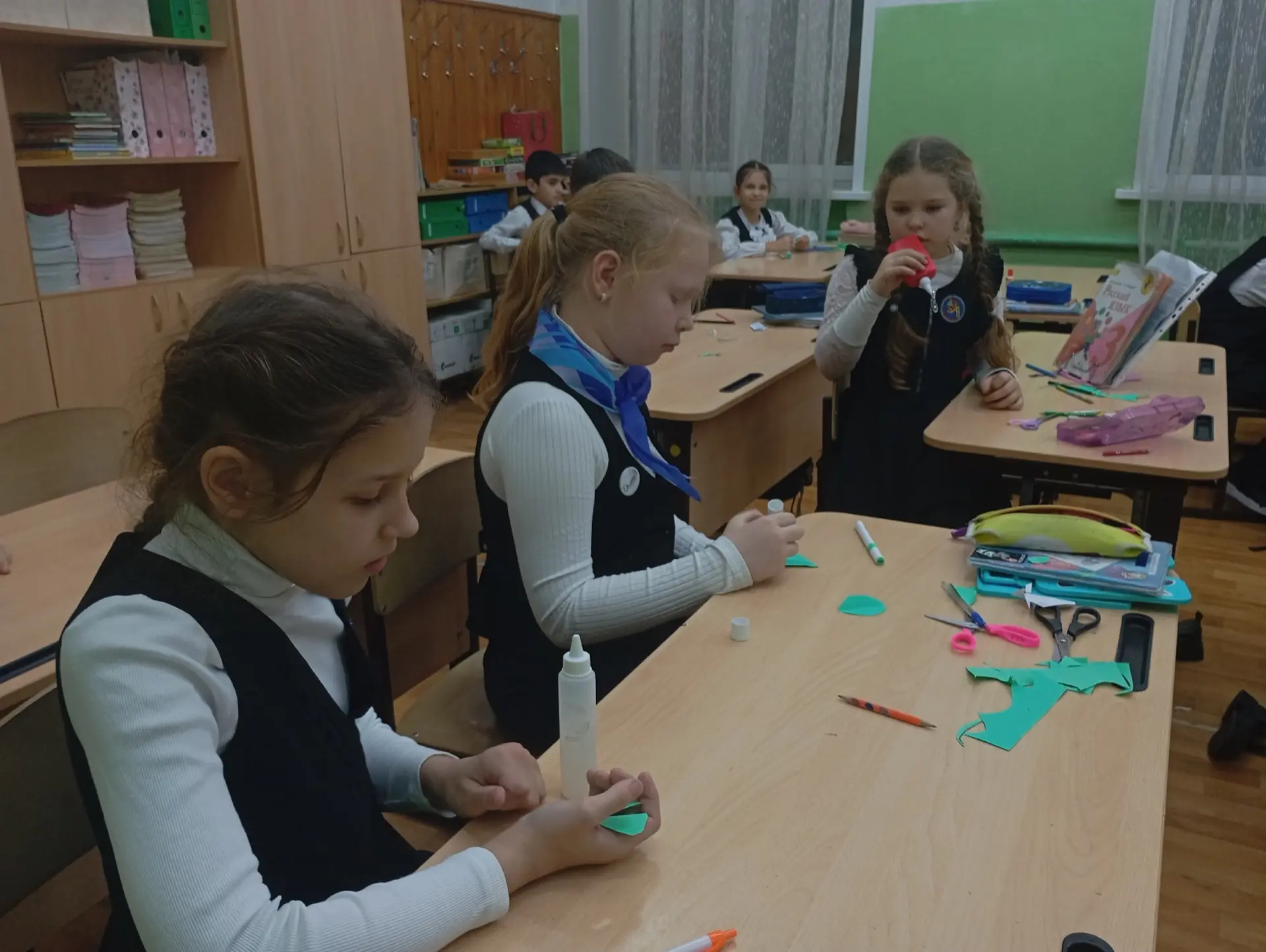 🌟 Ученики начальных классов приняли участие в тёплой и душевной акции " Дерево Доброты"  Сегодня наш