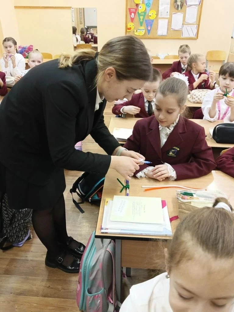 ДЕНЬ ЕДИНЫХ ДЕЙСТВИЙ:  Мастерская цветов   Накануне Международного женского дня ученицы 10.1 класса 