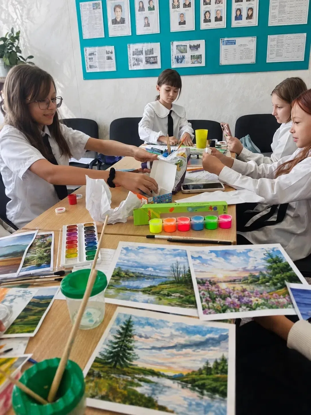 В Рощинской ДШИ стартовали творческие деньки на отделении живописи! 🎨