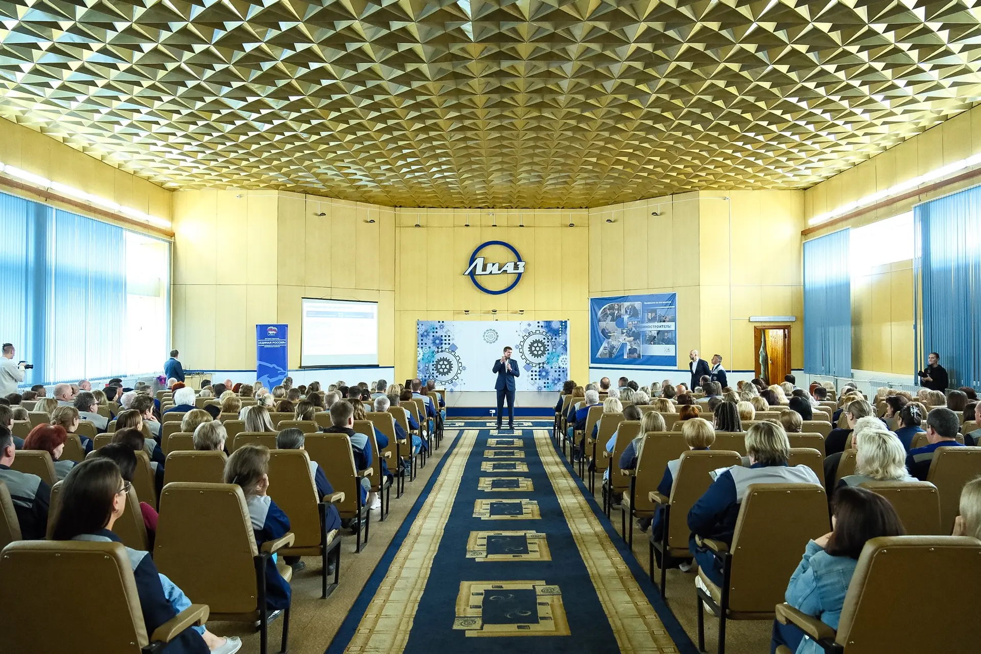 Посетили Ликинский автобусный завод, чтобы встретиться с коллективом, поблагодарить их ...
