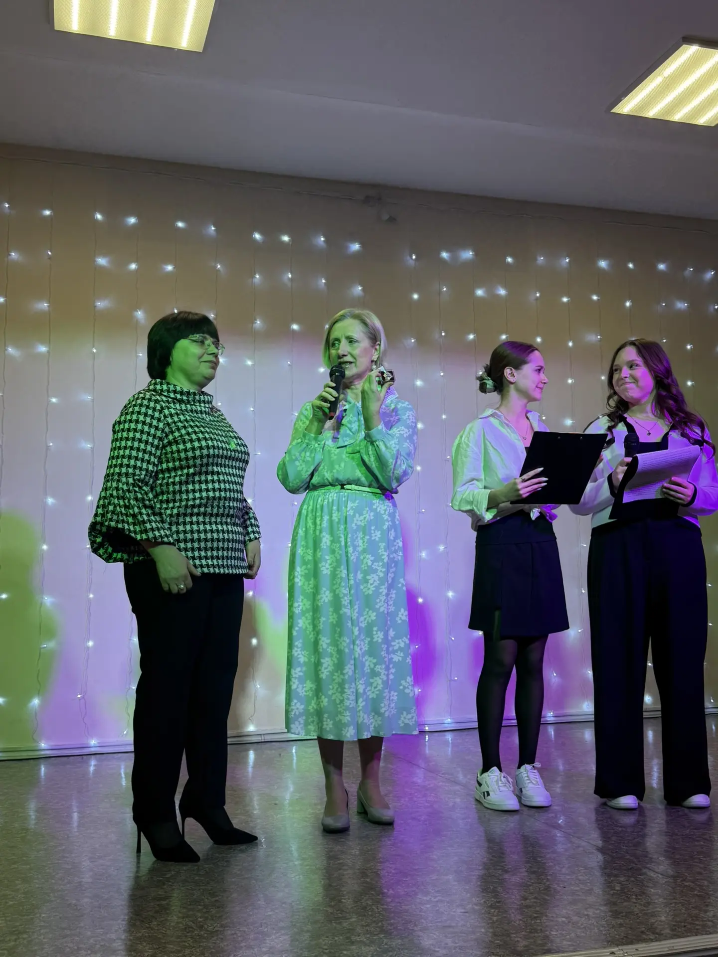 Сегодня мы хотим поделиться радостью и теплом прошедшего праздника! 🌸🎤 В преддверии 8 марта в школе 