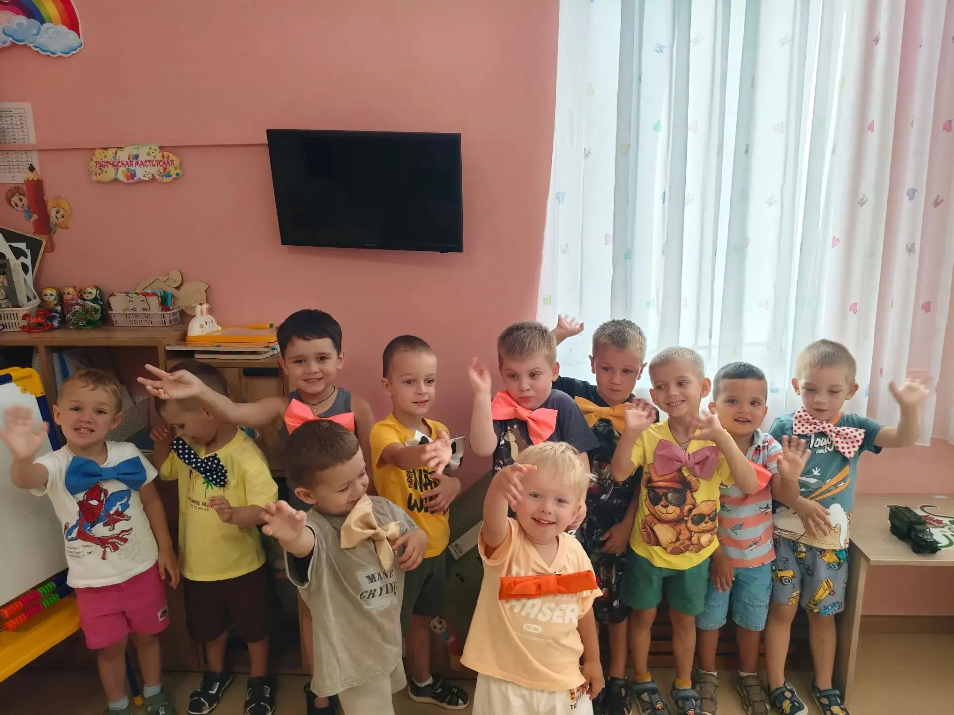 Наши ребята поздравляют всех с Днём семьи, любви и верности и дарят Вам эти ромашки - с...