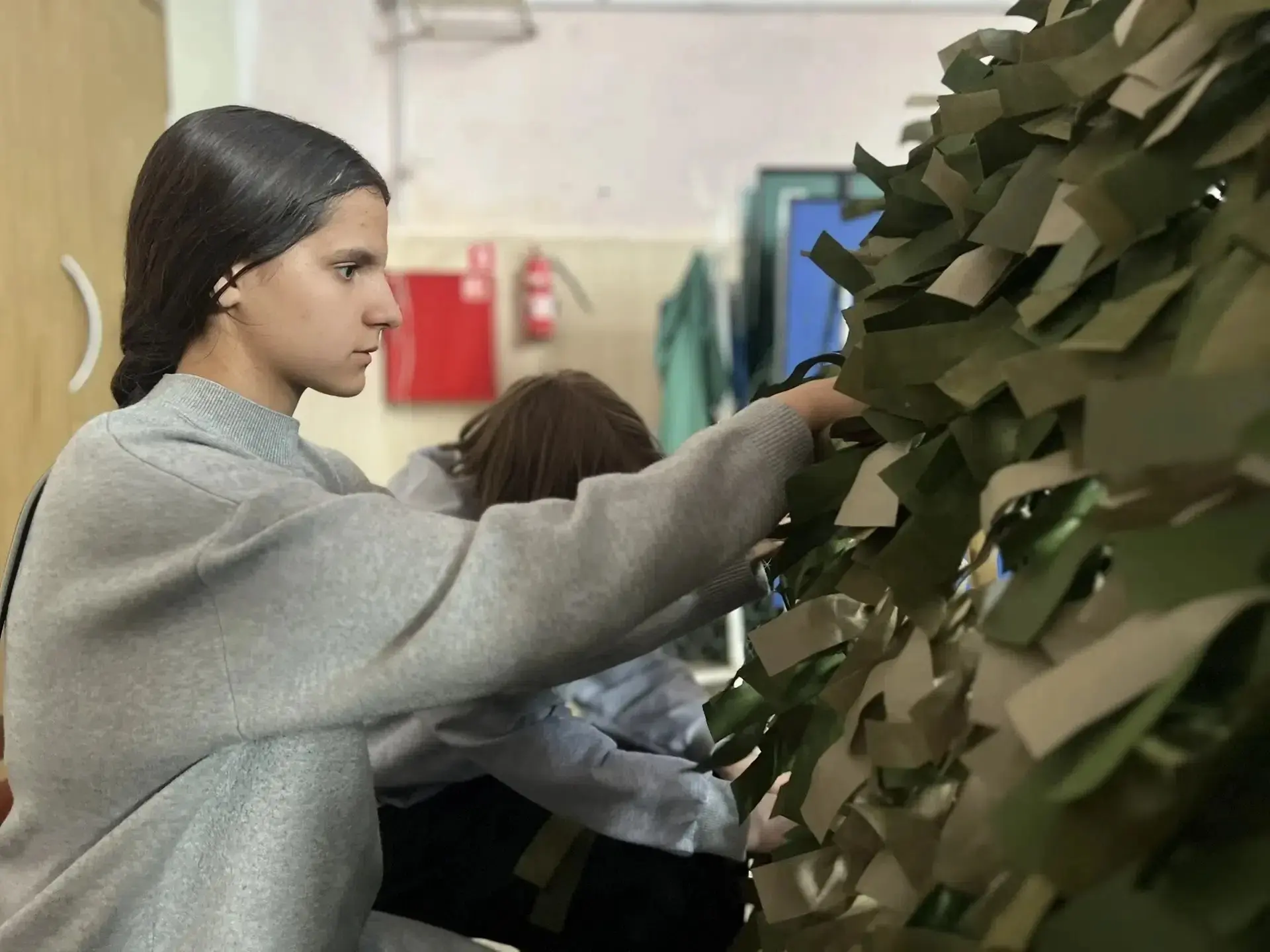 ✌️ «Творцы порядка» в деле! Наш трудовой отряд с энтузиазмом помог в плетении маскировочных сетей в 