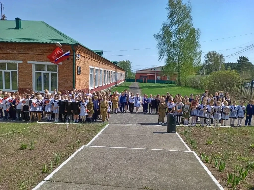 8 мая, в преддверии великого праздника — Дня Победы, у мемориала школы "МОУ" СОШ "Траектория успеха"