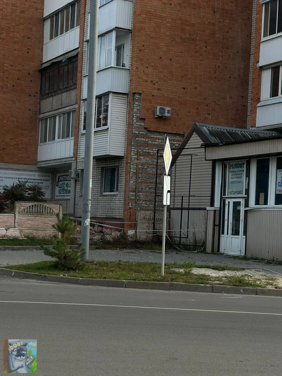 Обрушилась стена у дома по адресу ул. Камозина 18