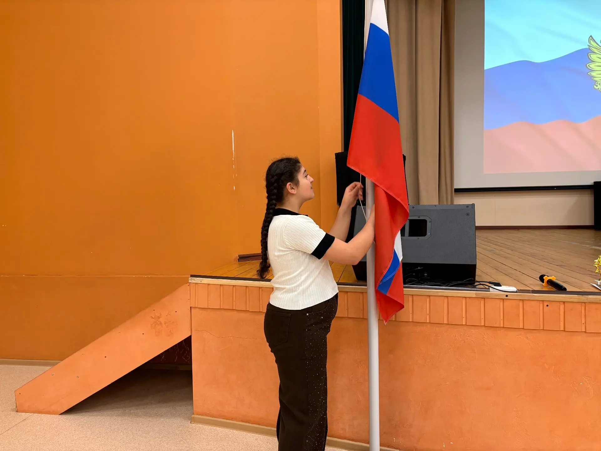 📢 Сегодня в нашей школе прошла заключительная в этом учебном году торжественная линейка!
Под звуки 