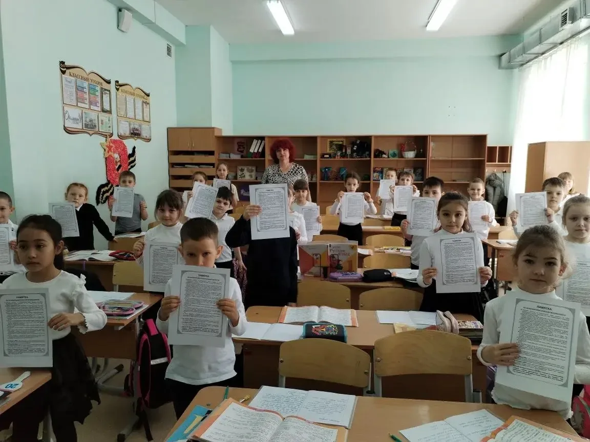 🛡️ Безопасность начинается с нас! Старшие наставники для младших  Сегодня в МБОУ СОШ 20 прошло важно