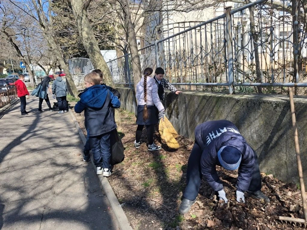 🧑‍🏫Труд, забота и экология: «Зелёный шаг» наших Первых! 🧹🌱  Сегодняшний день в нашей школе прошёл по