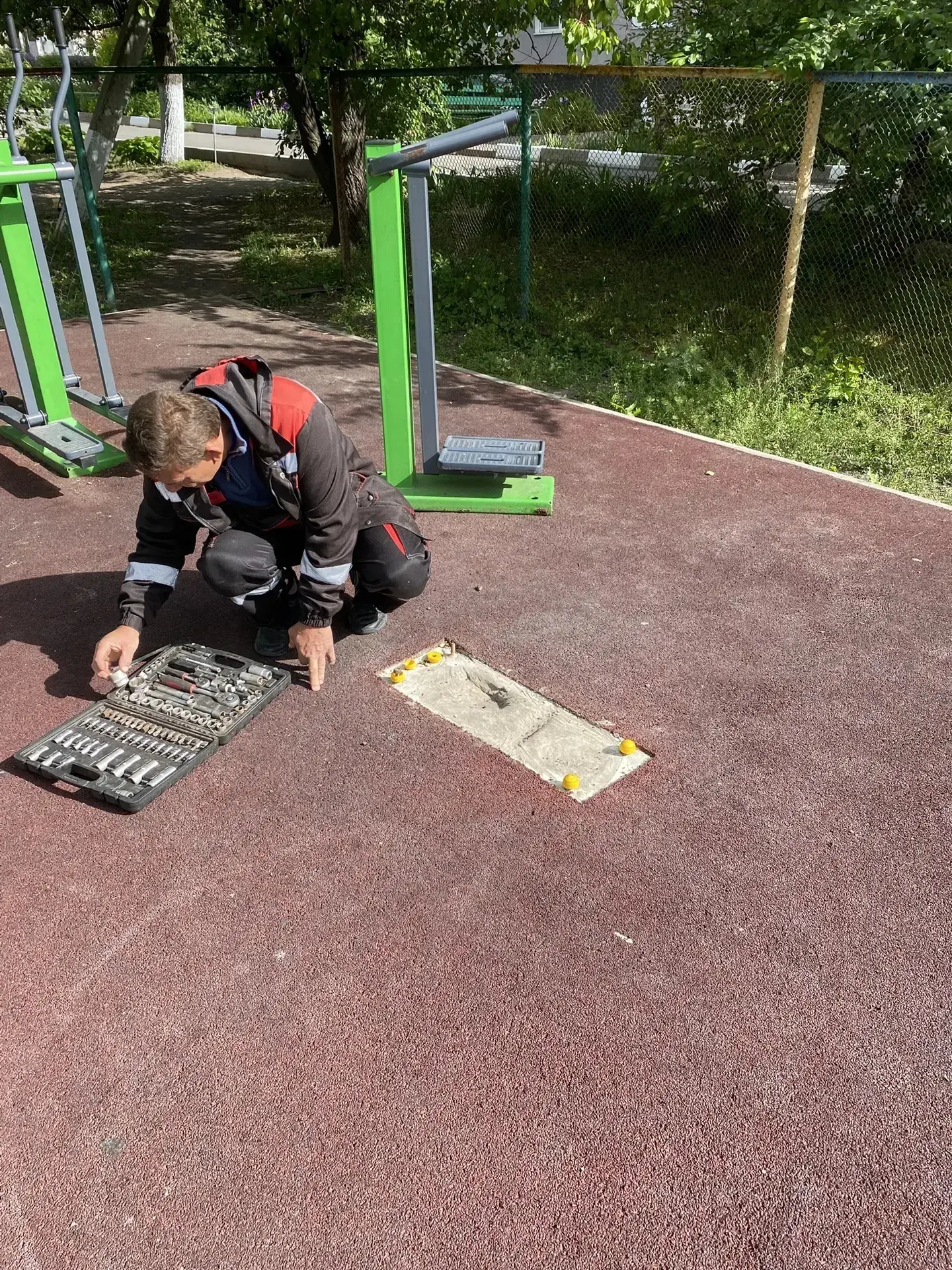 С заботой о вашем здоровье: приводим в порядок уличные тренажёры 🏋