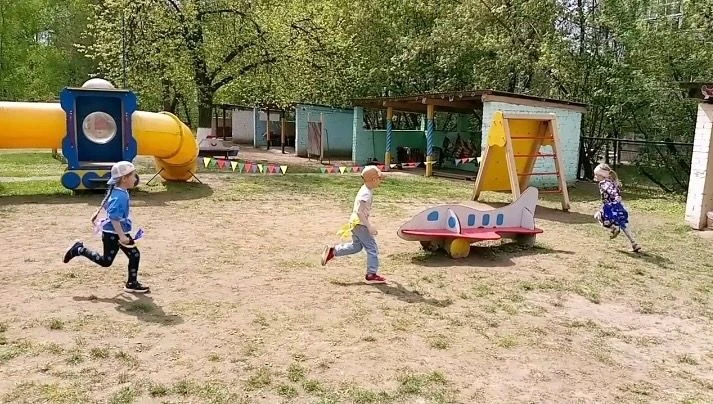 Прекрасными, теплыми днями  ребята старшей группы очень много времени проводят на улице...