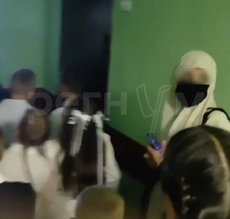 Думаю, многие уже видели это видео, где на школьной линейке в школе Балашихи во всем бо...