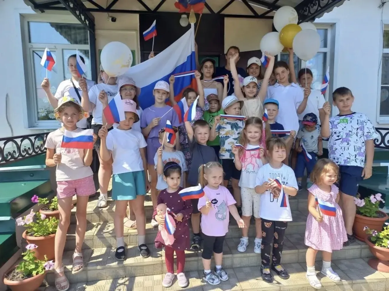 В рамках патриотической акции «Родиной горжусь» воспитанники лагеря «Теремок» провели мероприятие «Р