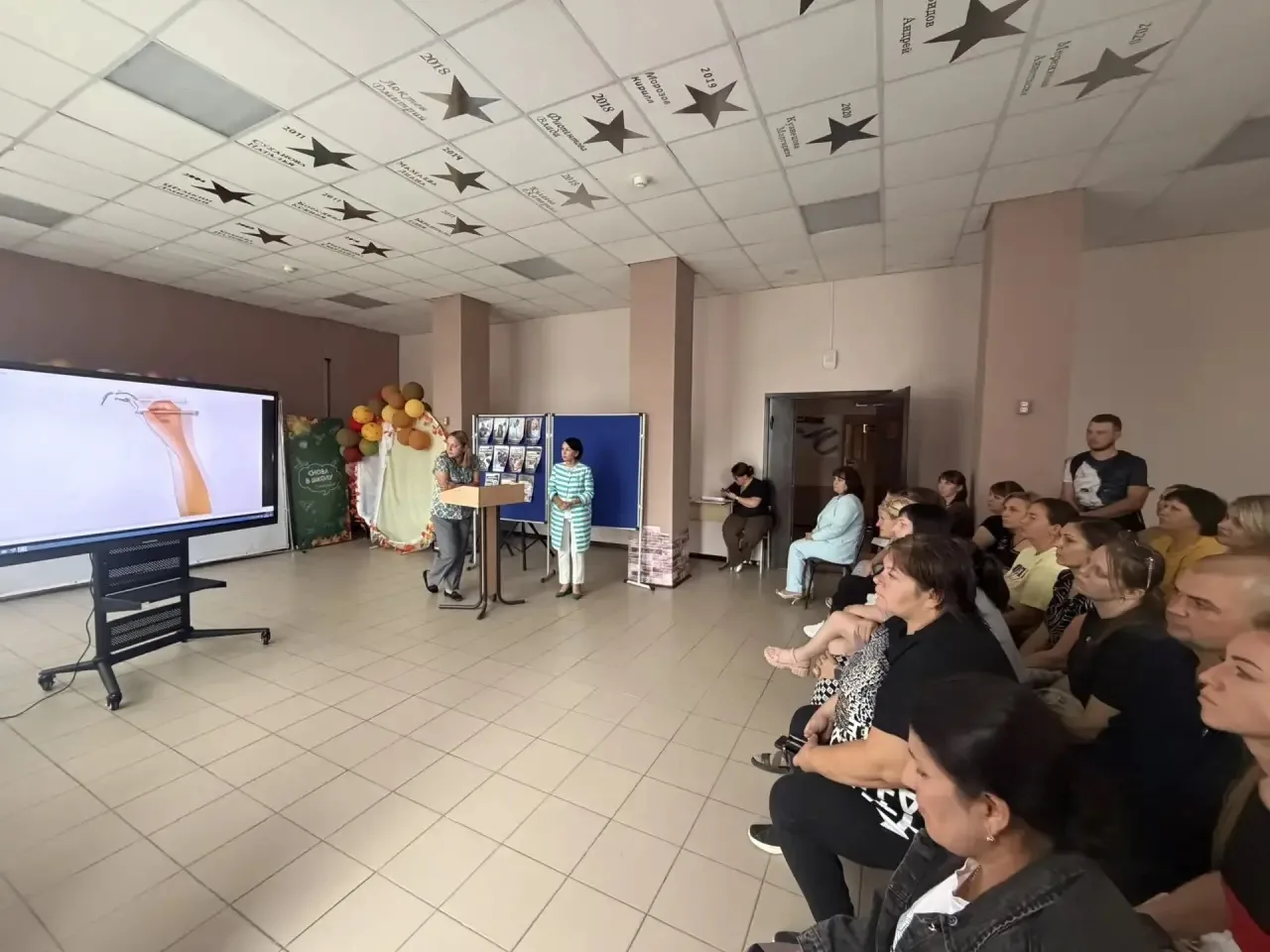 Сегодня, в первую пятницу осени, в школе прошли традиционные родительские собрания. Осн...