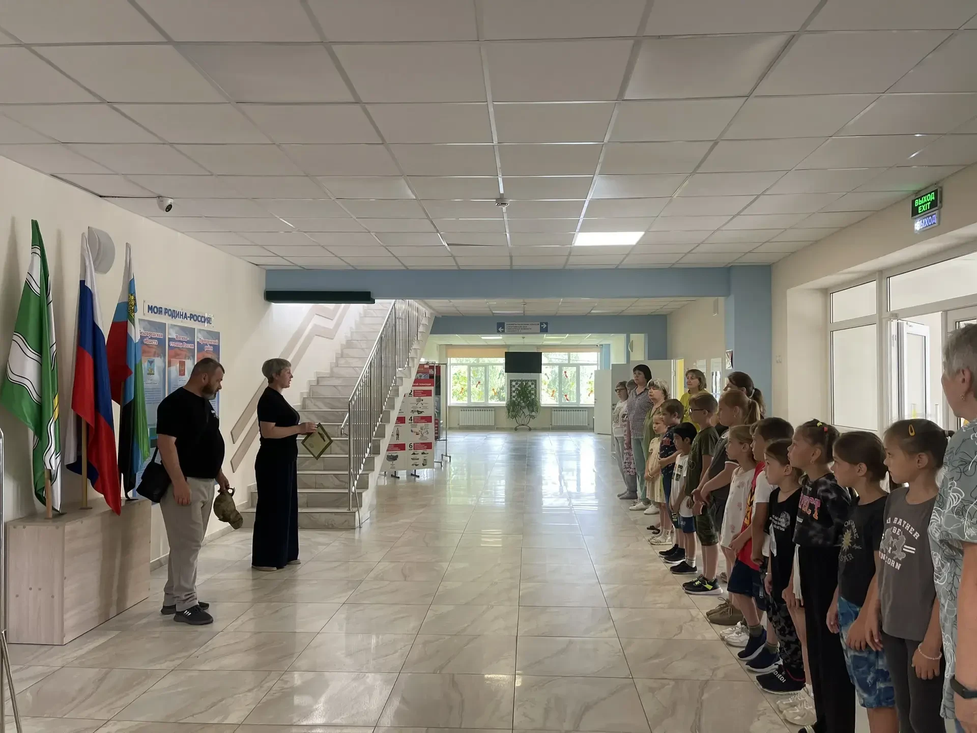 Сегодня вторую смену пришкольного лагеря посетил представитель "БАРС- Белгород" , который пообщался 