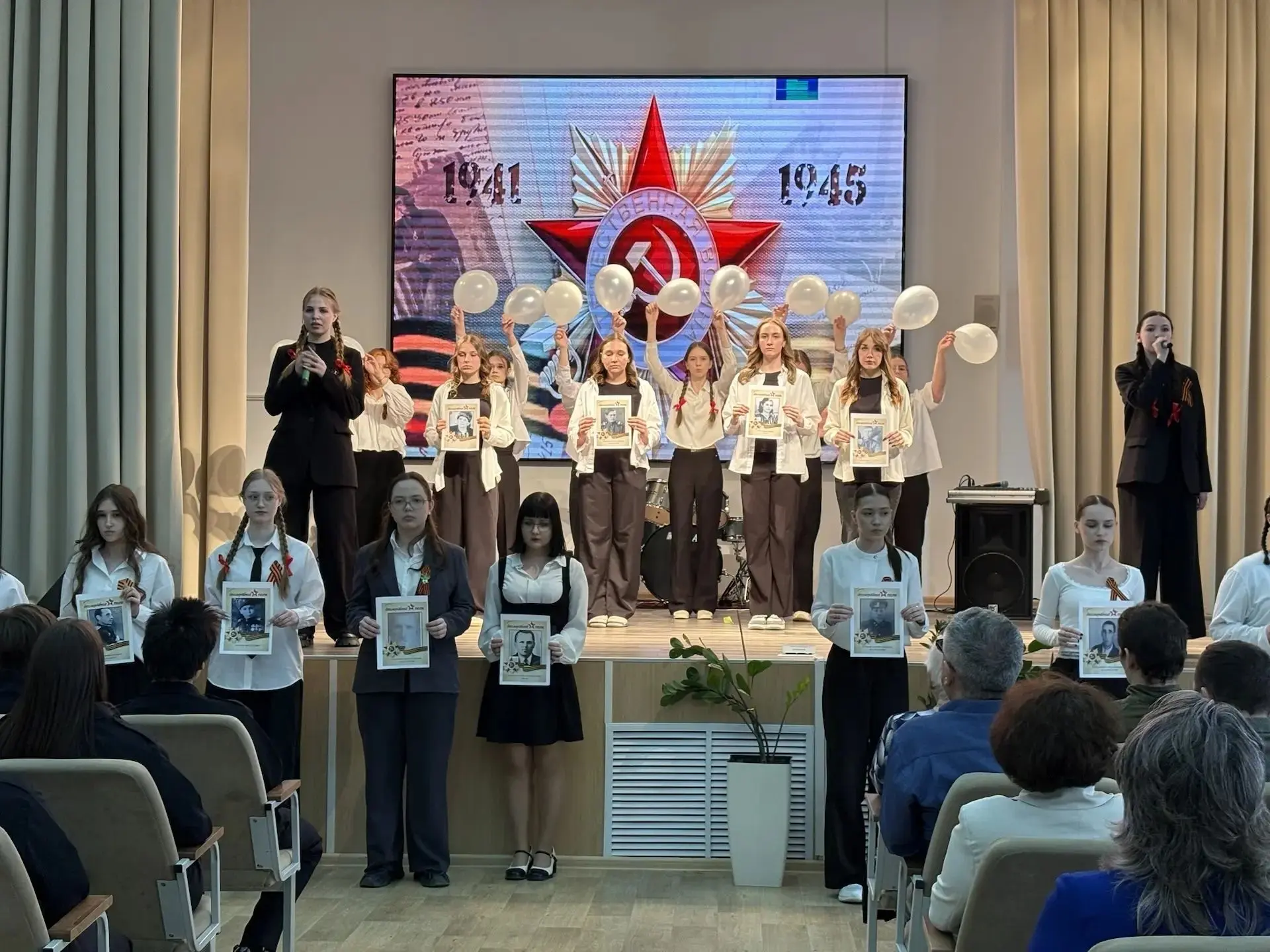 В Когалымском политехническом колледже состоялся праздничный концерт, посвященный Дню Победы в Велик