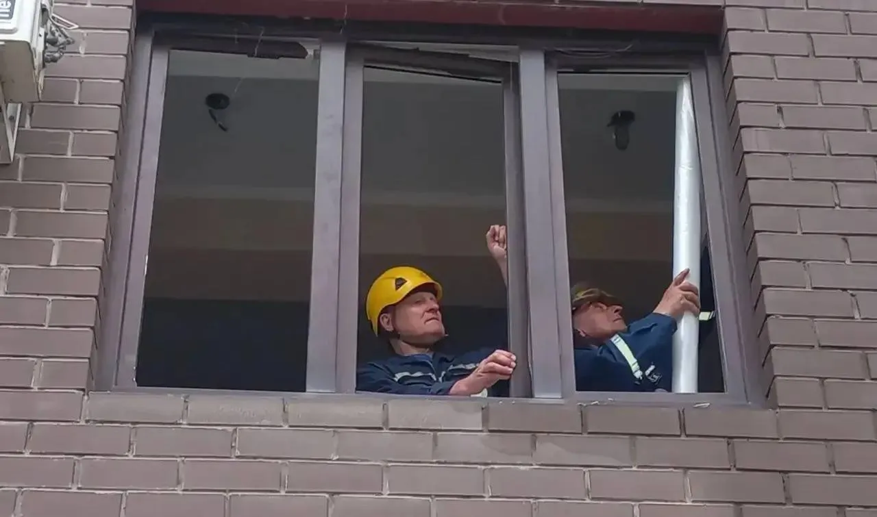 В пострадавшем в ночь с 10 на 11 июня от атаки БПЛА доме в Краснодаре продолжают поквар...