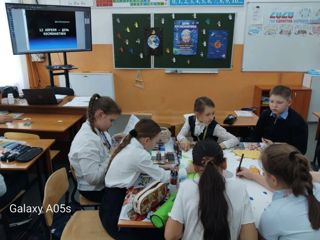 🚀 Космическое творчество ко Дню космонавтики!  В нашей школе царила настоящая космическая атмосфера 