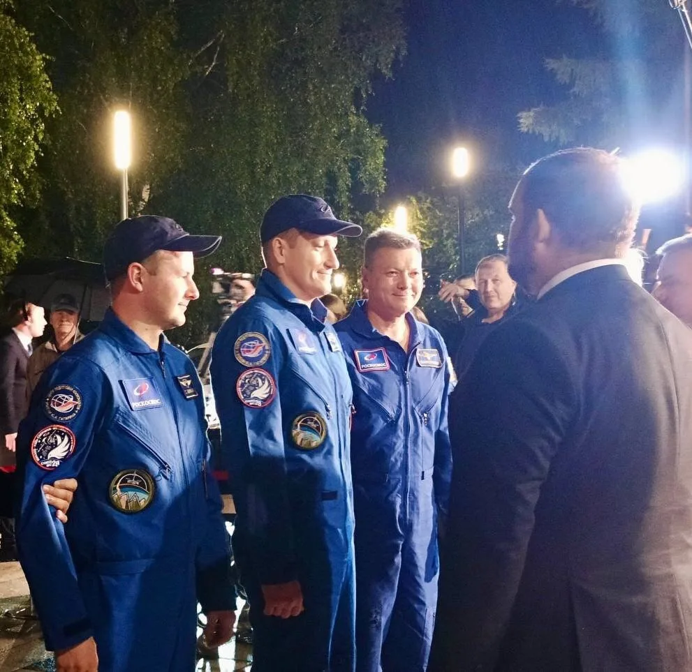 👨🏻‍🚀 Встреча космонавтов Сергея Кудь-Сверчкова и Сергея Микаева в Звёздном городке

В воскресенье