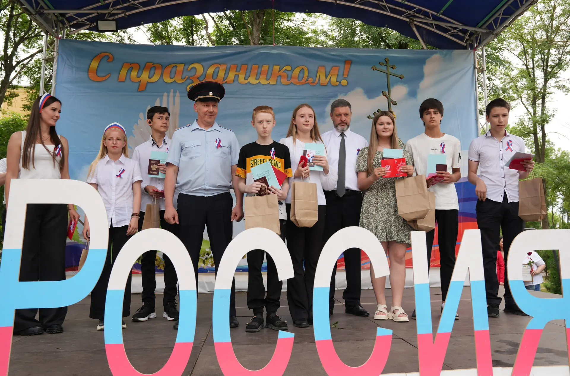 На праздновании Дня России состоялось тёплое и символичное событие: шесть наших юных зе...