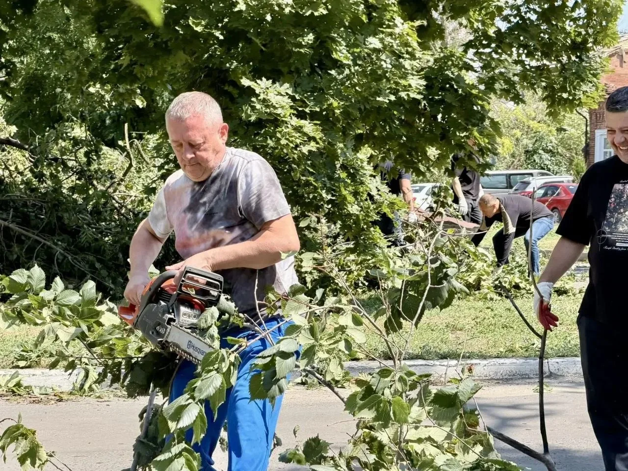 В Новочеркасске продолжаются работы по устранению последствий сильного урагана, который обрушился на