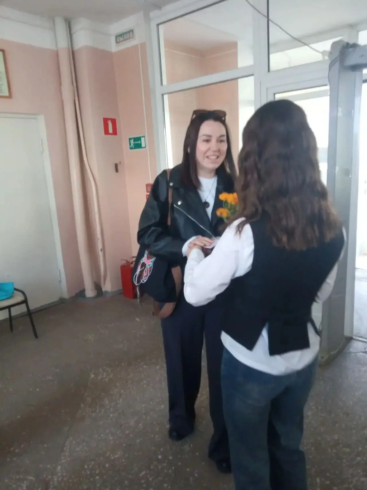 💐 Утро пятницы началось с улыбок, цветов и искренних поздравлений!