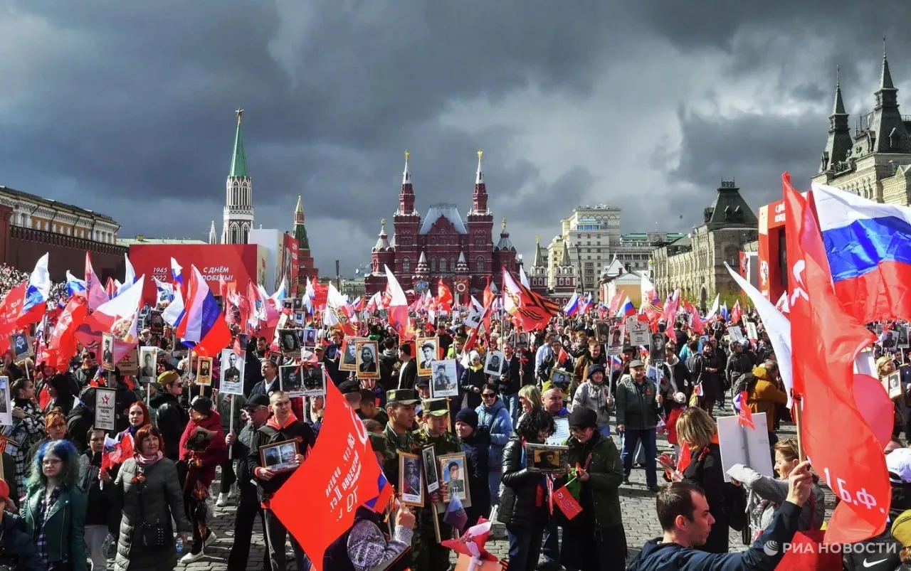 Шествие "Бессмертного полка" в этом году пройдет в смешанном формате.   "Там, где можно, акции пройд