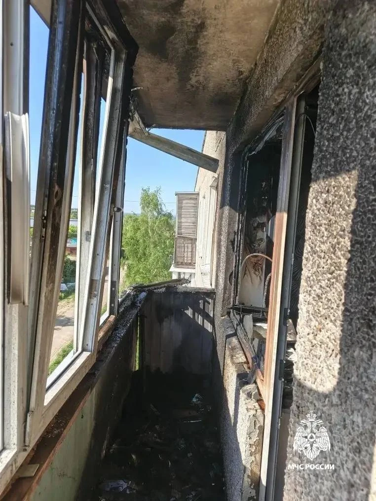 В Алатыре сотрудники пожарной службы спасли троих жильцов во время возгорания в многоквартирном доме