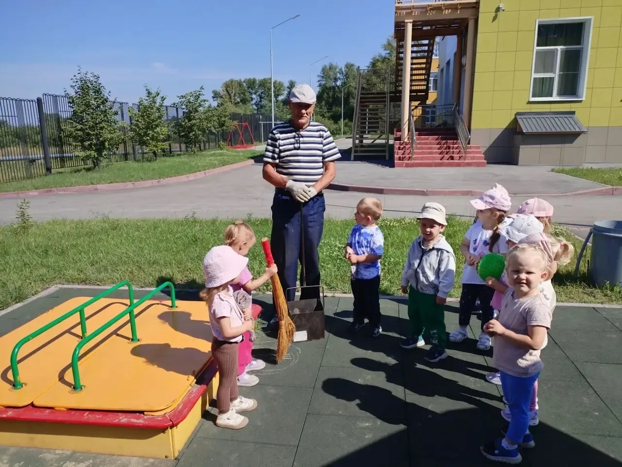 🧹Мы идём по дворику,
Мы поможем дворнику.
Это нужно, этот труд
Чистым сделает всё тут.

Наших деток