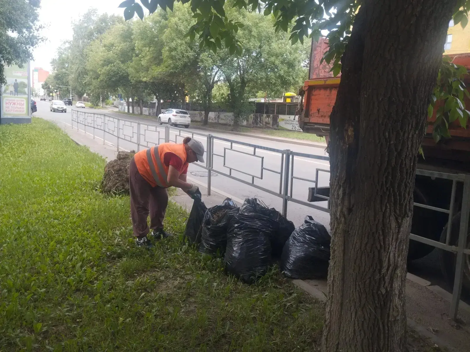 Ежедневная работа жилищно-коммунальных служб Советского района.

В рамках летнего содержания террито