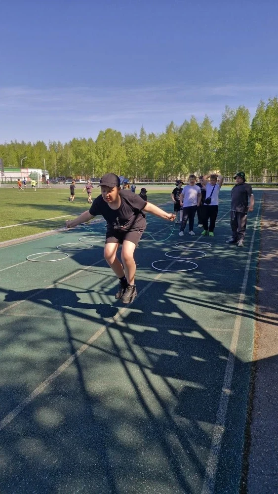 ВЕСЁЛЫЕ СТАРТЫ: ЭСТАФЕТА, ГДЕ ПОБЕЖДАЕТ ДРУЖБА

Сегодня на стадионе "Нефтяник" ребята из летнего лаг