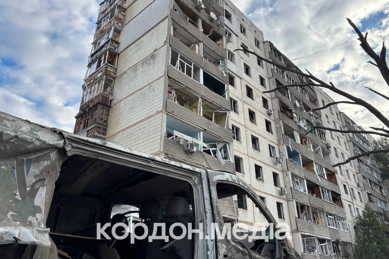 Последствия удара УМПК в Сумах. Как минимум 2 бусика воинов света в хлам в кадре. 🧐