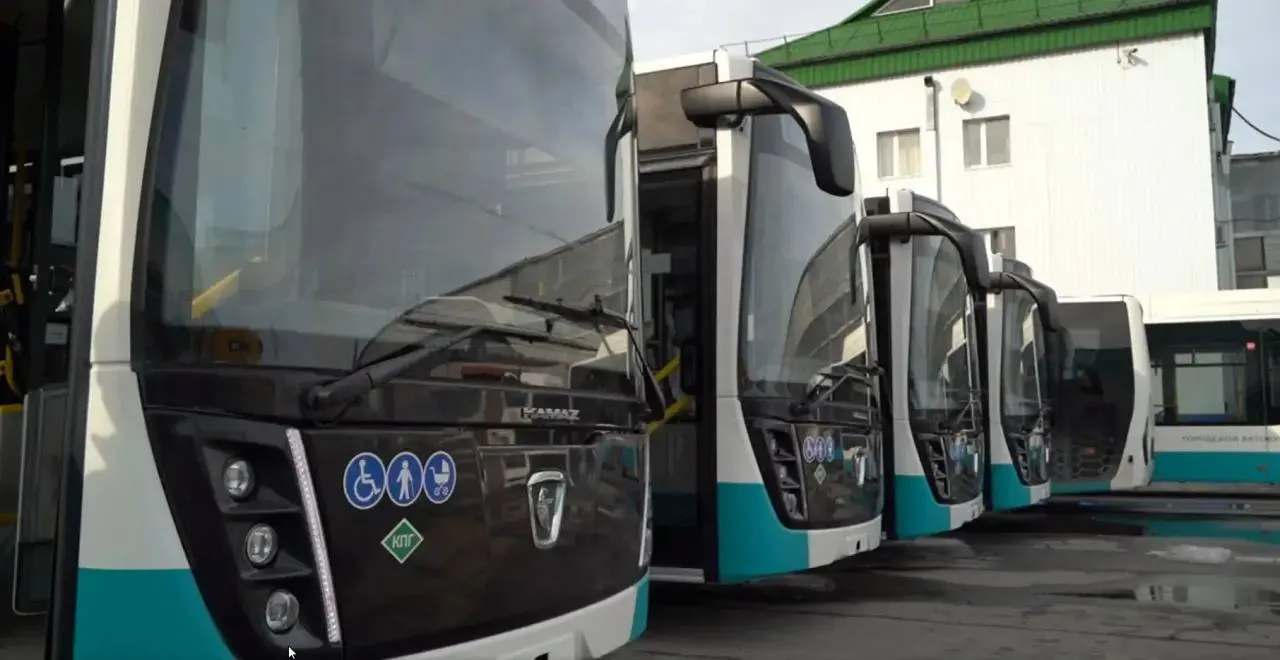 25 комфортабельных автобусов большого класса вышли на городские маршруты 🚌    В Сургуте продолжают о