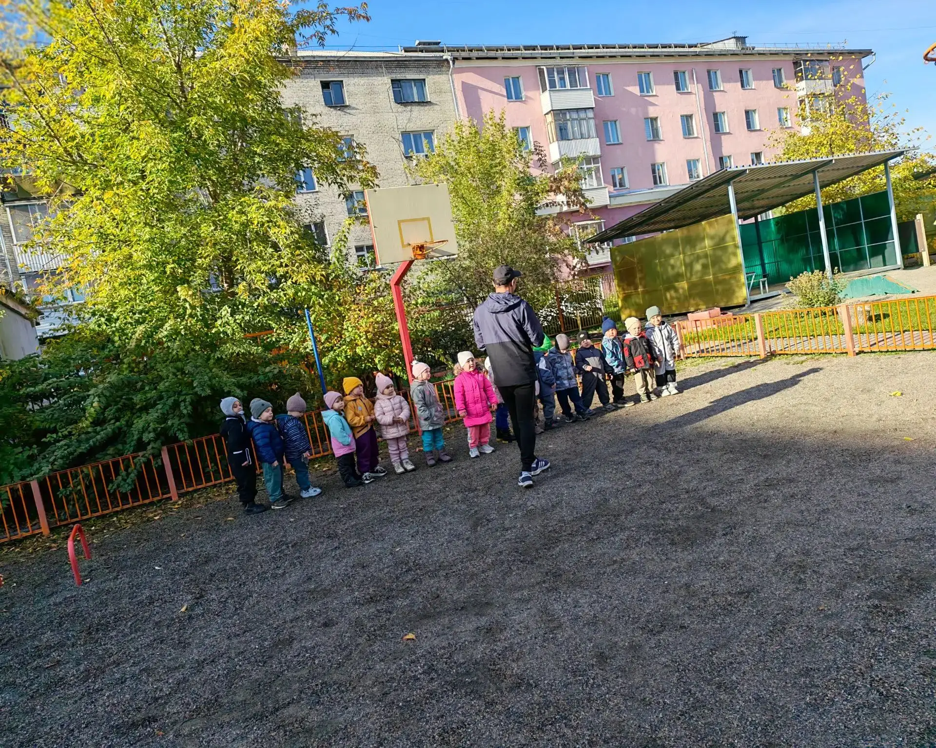 Воспитанники группы "Полянка" с большим удовольствием занимаются физкультурой на свежем...