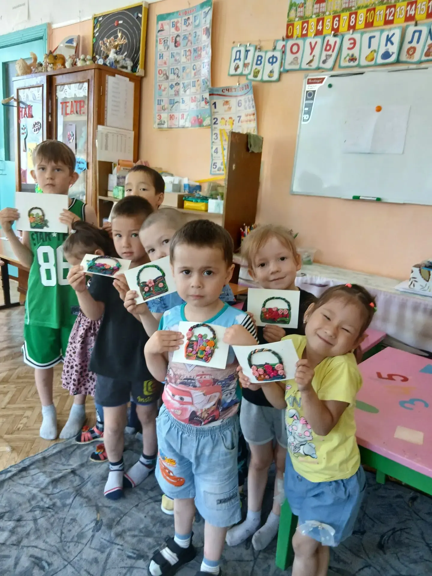 Даже в летнее время дети с большим удовольствием занимаются лепкой в детском образовательном учрежде