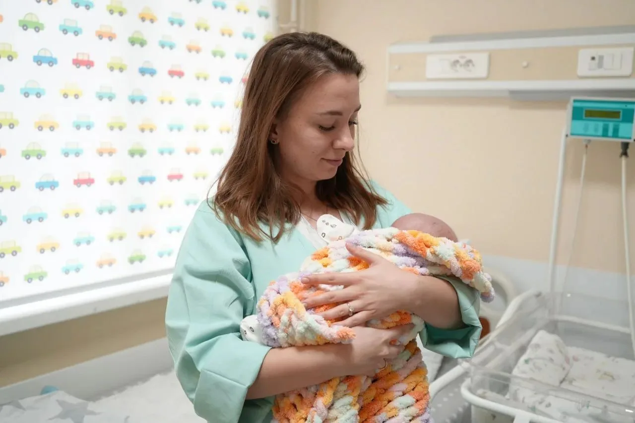 В Подмосковье врачи выходили малыша, родившегося на 27-й неделе с весом 650 граммов и ростом 30 сант