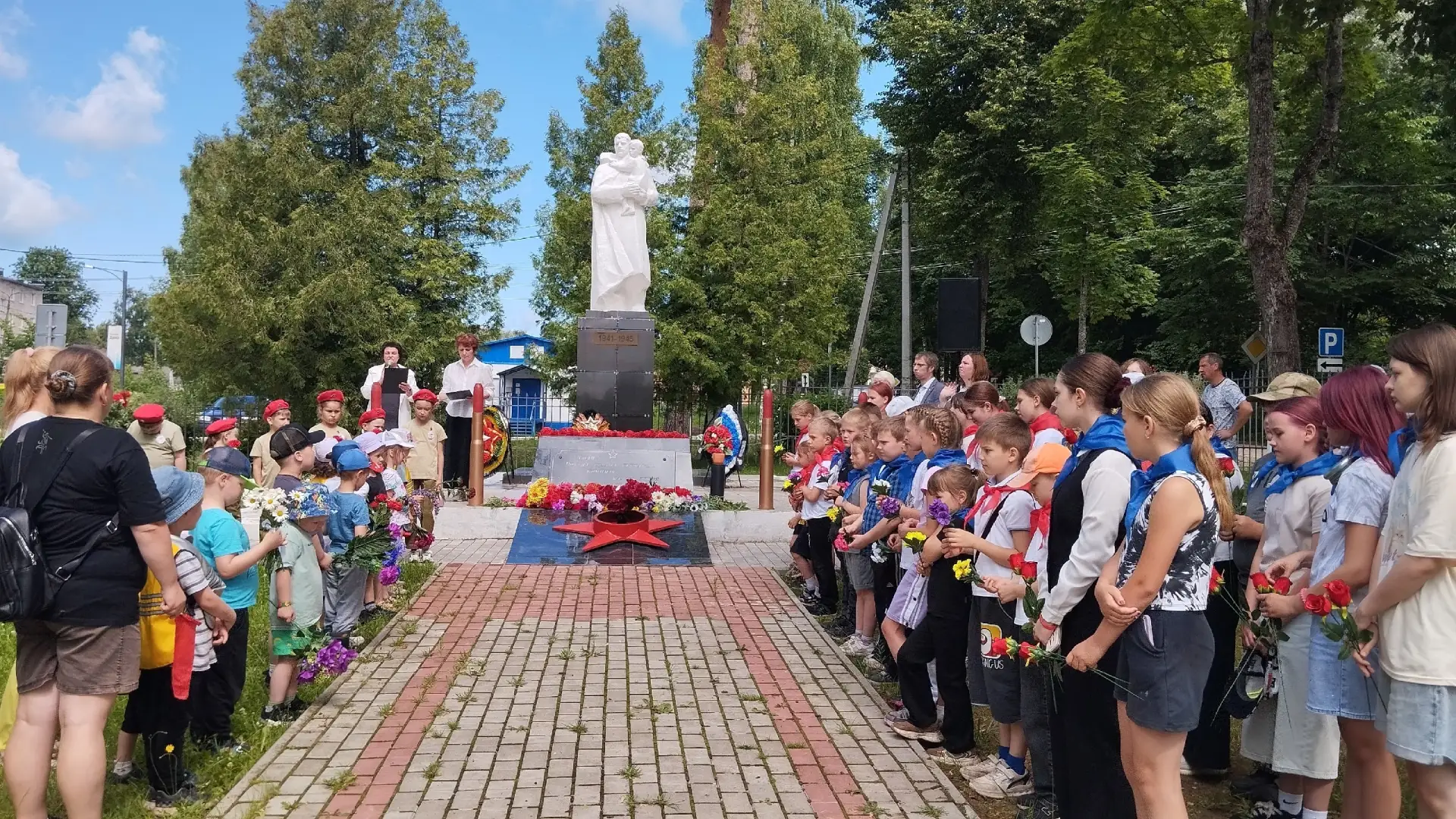 Как прошёл наш день в пришкольном лагере. 
Сегодня, 22 июня, мы наполнили этот важный день смыслом. 