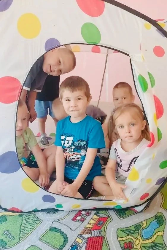 Здравствуйте! 🤗Давно нас здесь не было. 😎Мы — детки из детского сада «Пчелка». 🐝Сейчас мы играем 