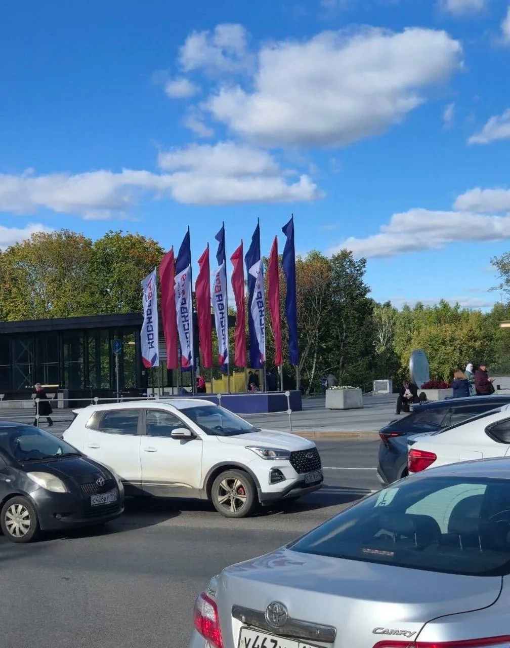 Тем временем у соседей в Парке 50-летия Октября по-прежнему царит праздничная атмосфера...