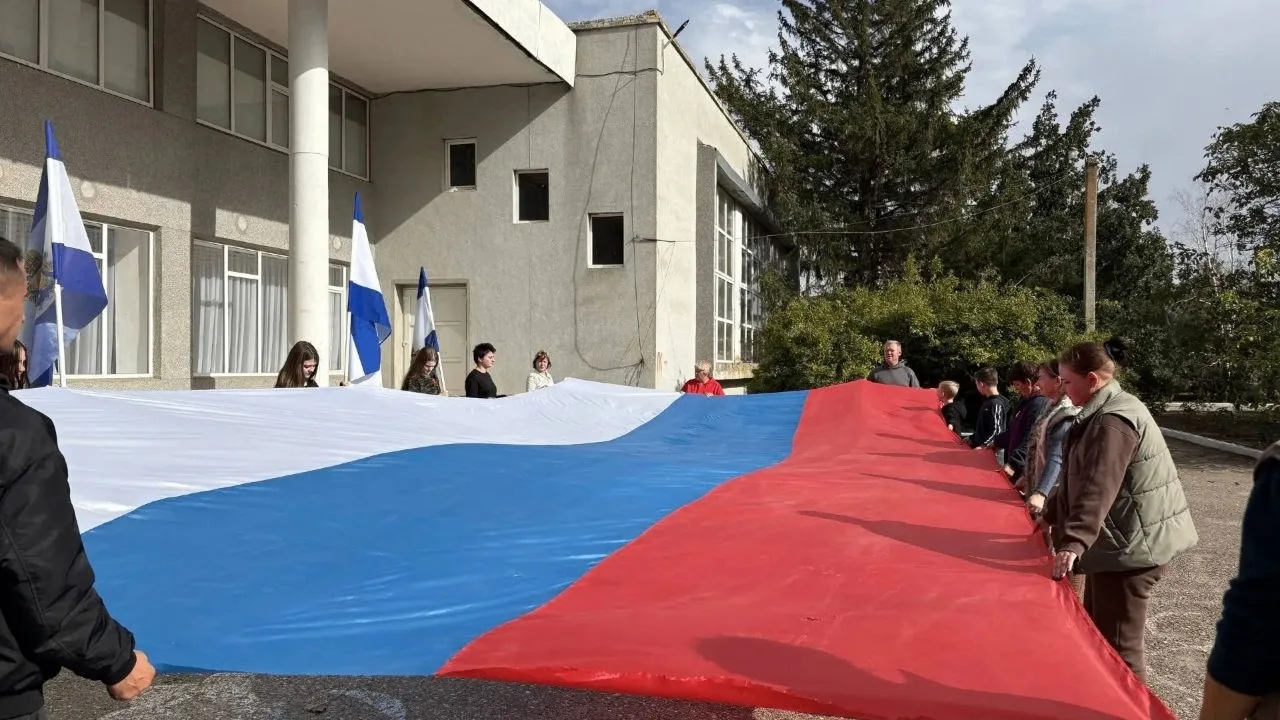 В Павловке развернули флаг России в преддверии Дня воссоединения 🇷🇺🎉