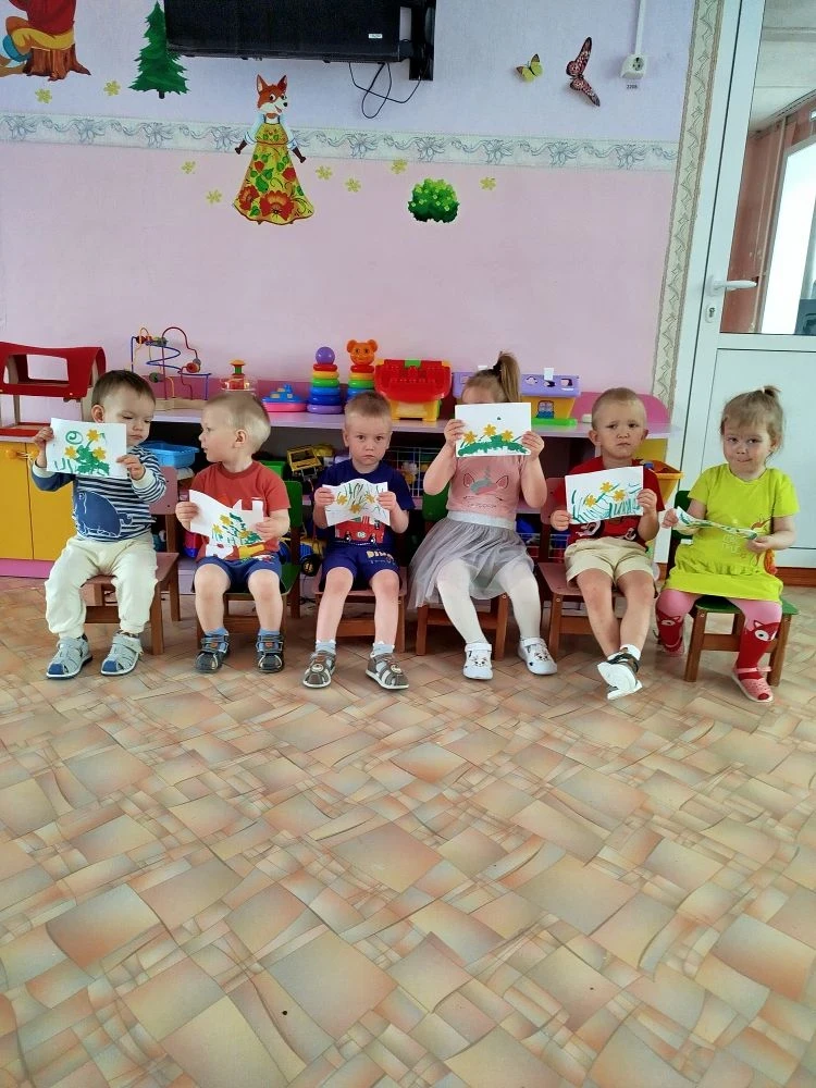 4 июня в нашей первой младшей группе прошёл «День травки». И хотя за окном иногда капала водичка, у 