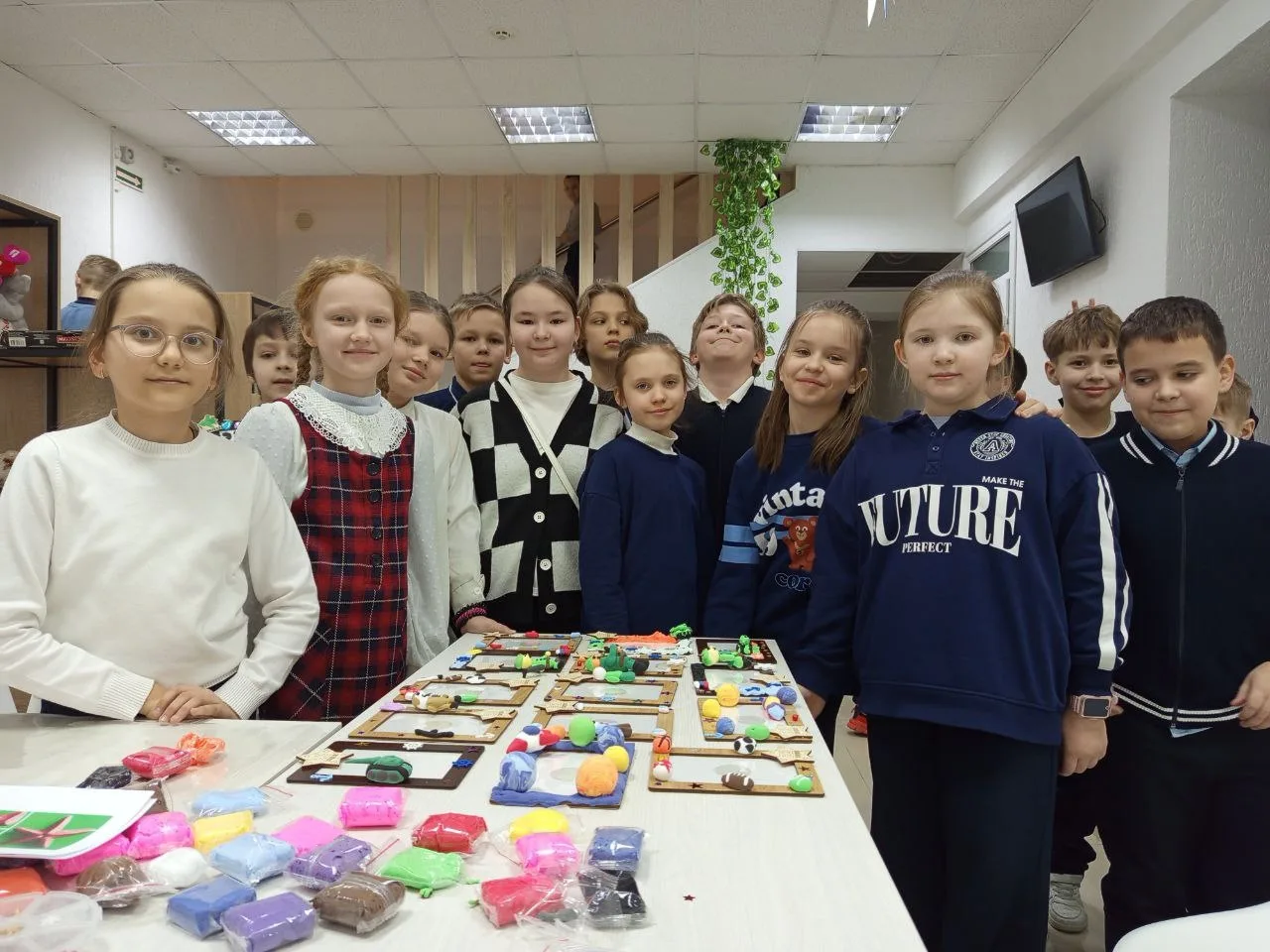 Весёлый урок мастерства в клубе «Жираф Евгеньевич»🦒  🎨 19 февраля ученики 3 «Б» и 3 «В» вновь показа