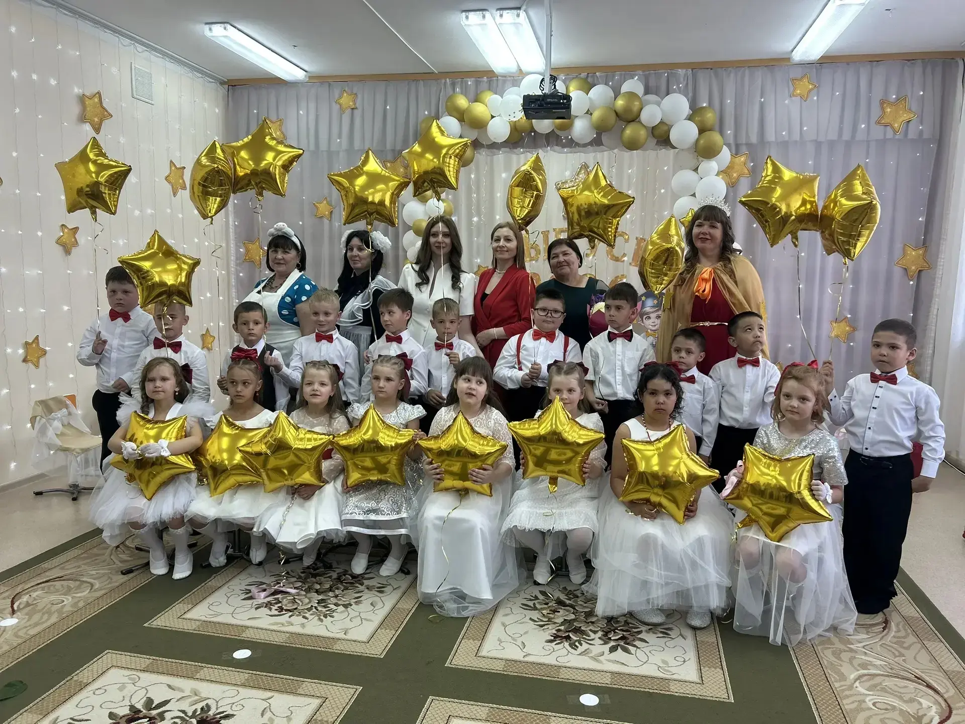 Покидаем сад родной,
Ведь сегодня выпускной!
Все игрушки мы убрали,
А портфель большой достали!
Был 