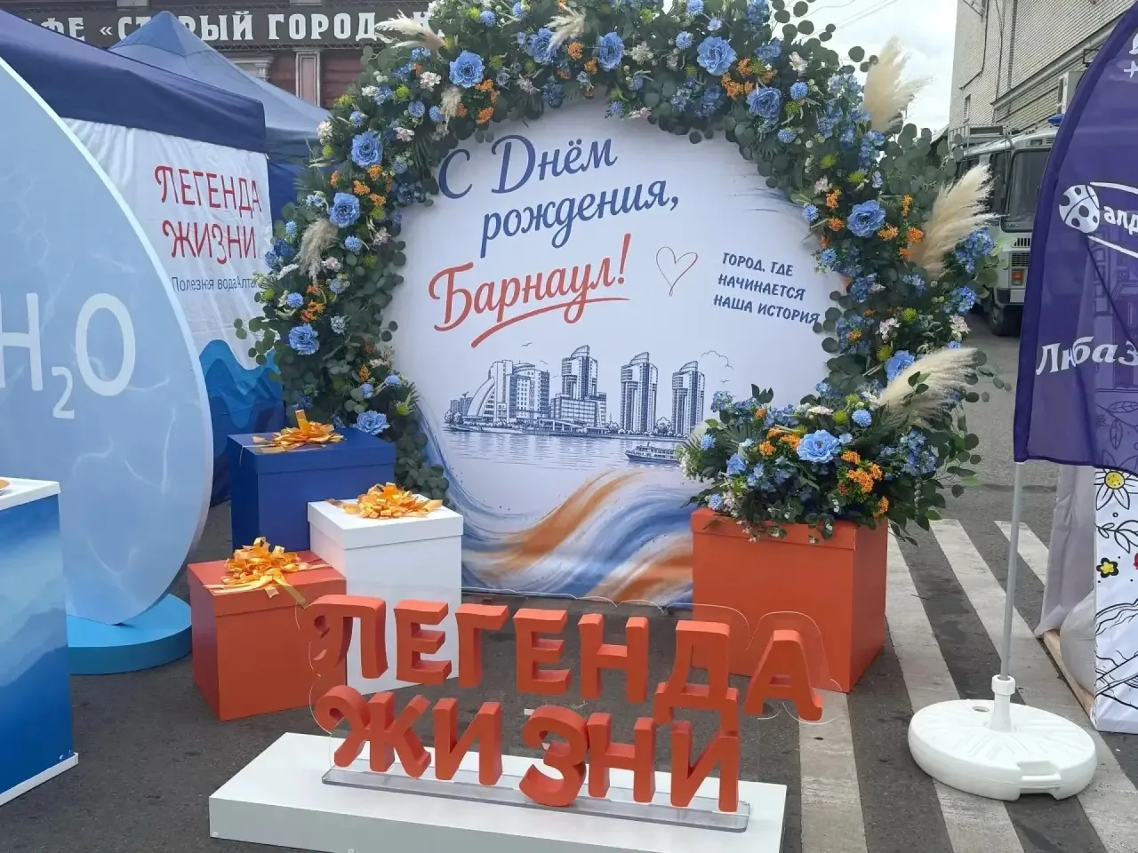 А вот такая праздничная атмосфера на площади Свободы