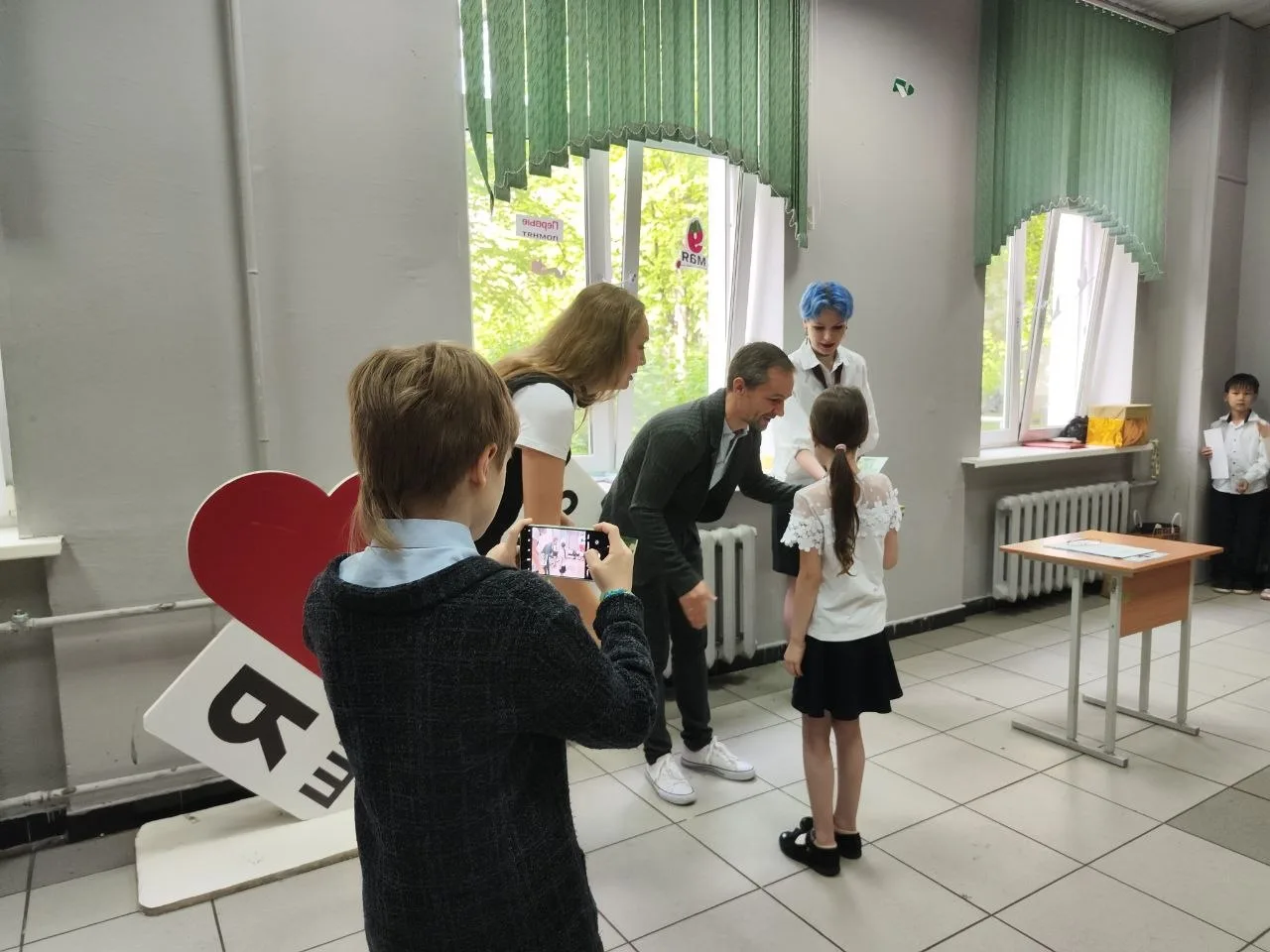 🏆 Утро, с которого хочется начать неделю!  🇷🇺 Сегодня понедельник в нашей школе начался по-настоящем