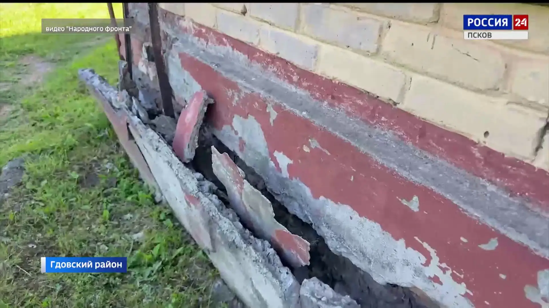 Народный фронт помог жителям многоквартирного дома в Гдове поменять кровлю, которая про...