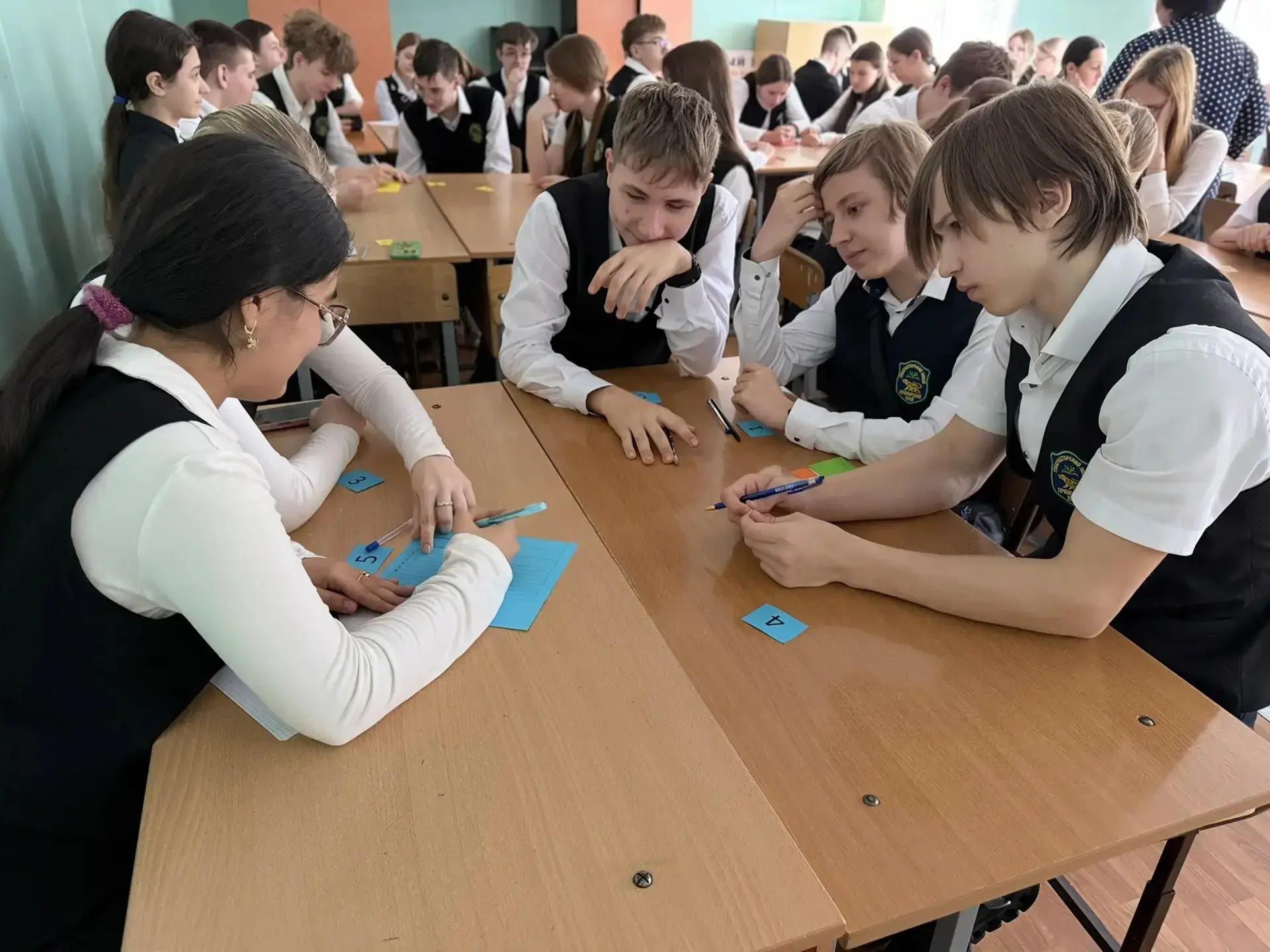 🎓✏️ Сегодня, 11 марта, учащиеся классов 8.1 и 8.2 приняли участие в увлекательном математическом КВИ