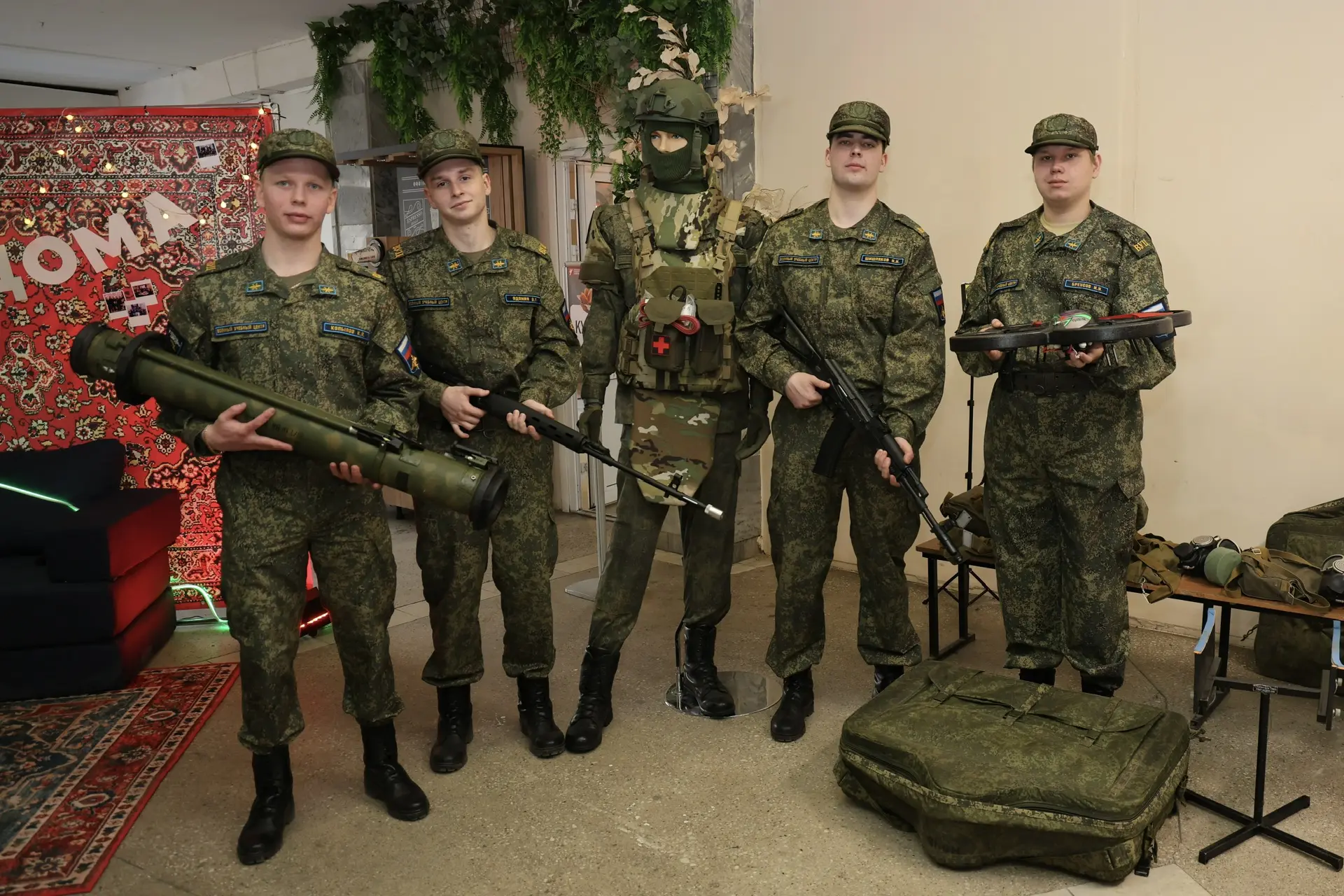 Интерактивные площадки, фотозоны, вокальные номера, лотереи и встречи по институтам ✨   Всё это и мн