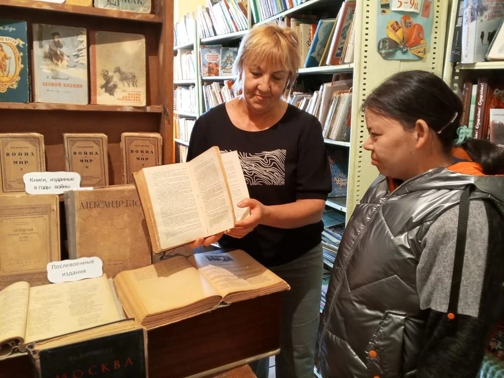 Подопечные ГАУ СО "Адоевщинский дом-интернат" посетили выставку книг "Библиотека времен...