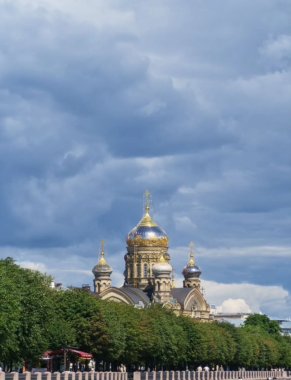 "Питер. Лето. Облака", - пишет Андрей