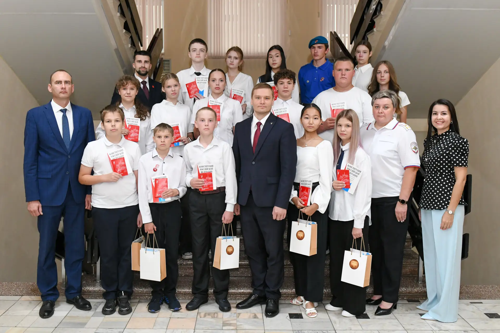 Вручил паспорта юным гражданам страны